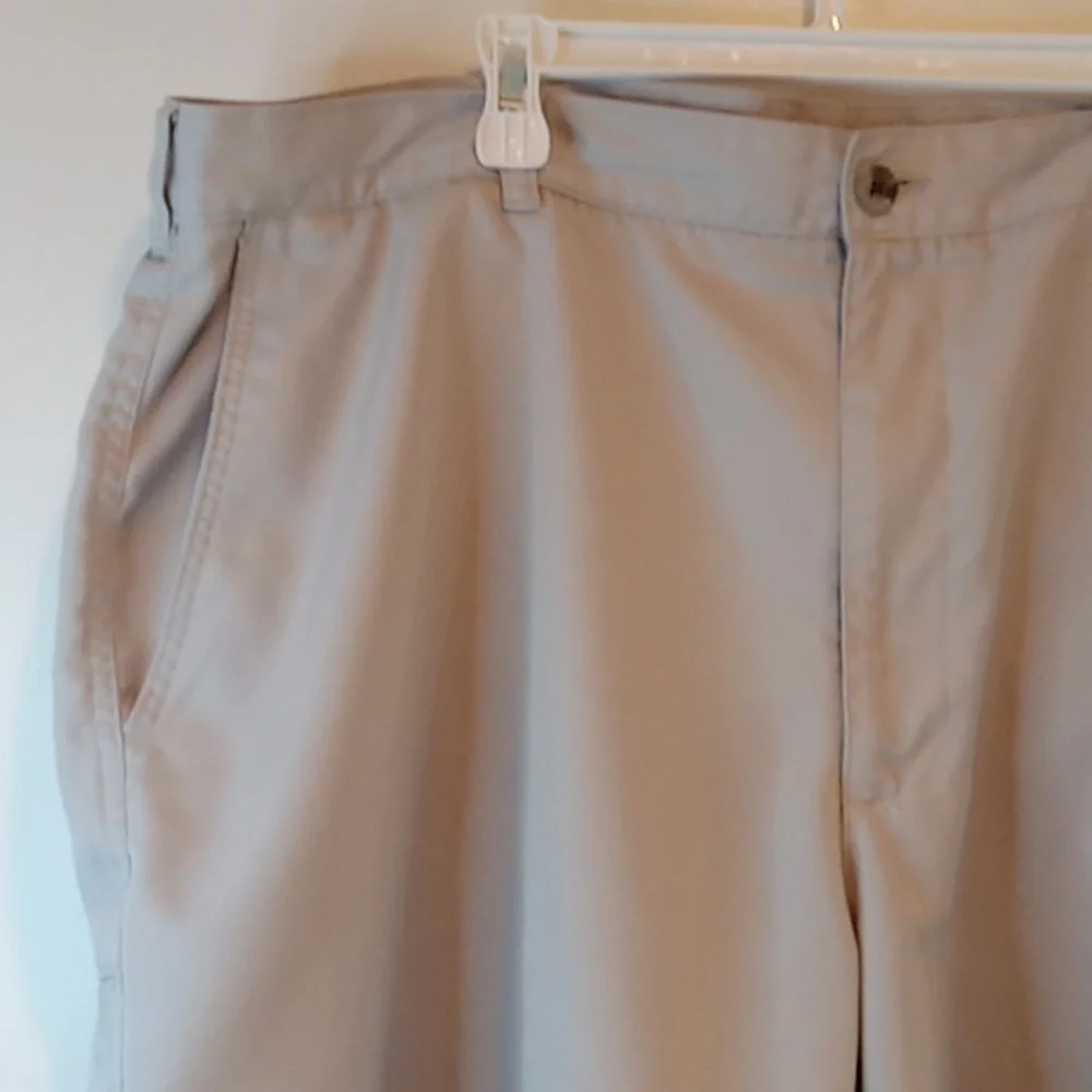 PGA Tour Golf Shorts Boat Casual Khaki Shorts Men's Sz 40 Side Pockets EUC NICE!